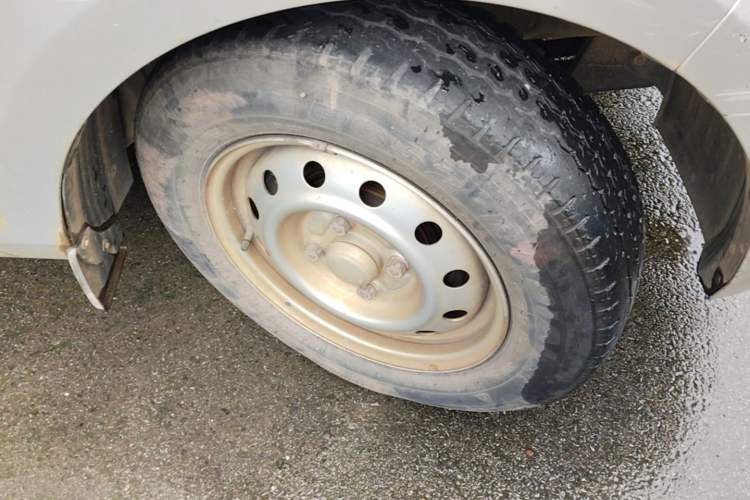 Used Wuling Rongguang V 2016 1.5L Practical Version Right Front Wheel Hub