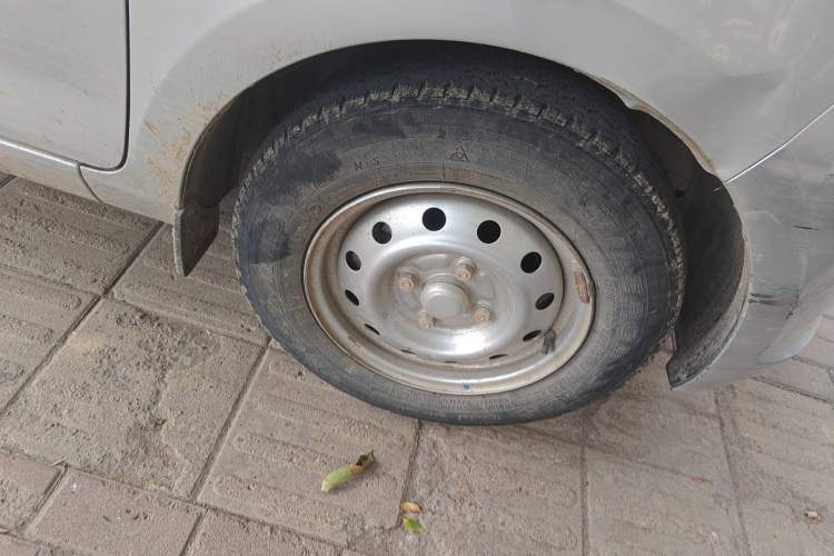 Used Wuling Rongguang V 2016 1.2L Practical Version Right Front Wheel Hub