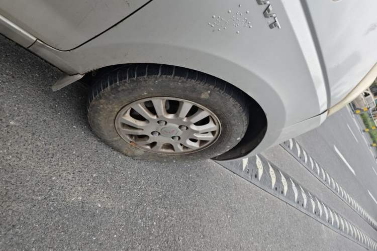 Used Wuling Rongguang V 2016 1.5L Standard Version Right Front Wheel Hub