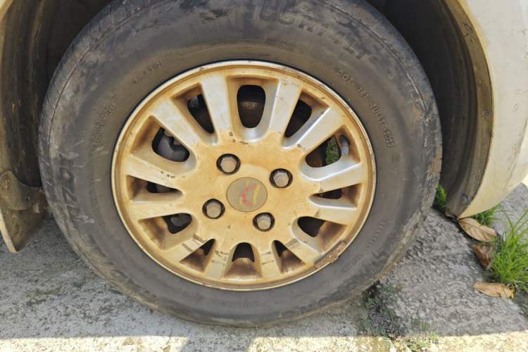 Used Wuling Rongguang V 2016 1.5L Standard Version Right Front Wheel Hub