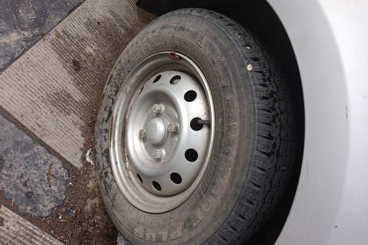 Used Wuling Rongguang V 2016 1.2L Practical Version Right Front Wheel Hub