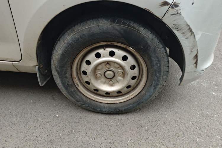 Used Wuling Rongguang V 2016 1.5L Practical Version Right Front Wheel Hub
