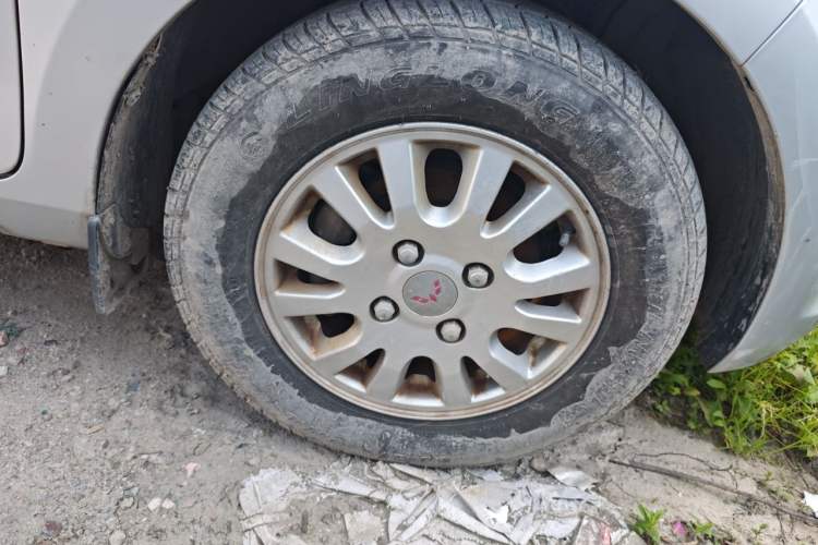 Used Wuling Rongguang V 2016 1.5L Standard Version Right Front Wheel Hub