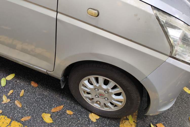 Used Wuling Rongguang V 2016 1.5L Standard Version Right Front Wheel Hub