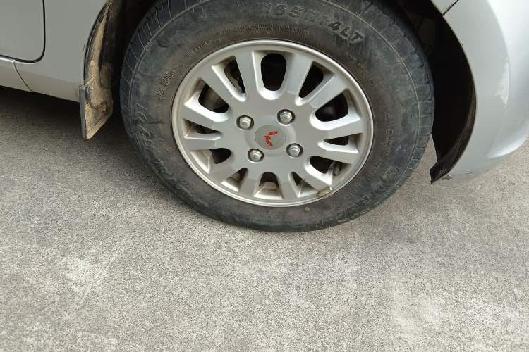 Used Wuling Rongguang V 2016 1.5L Standard Version Right Front Wheel Hub