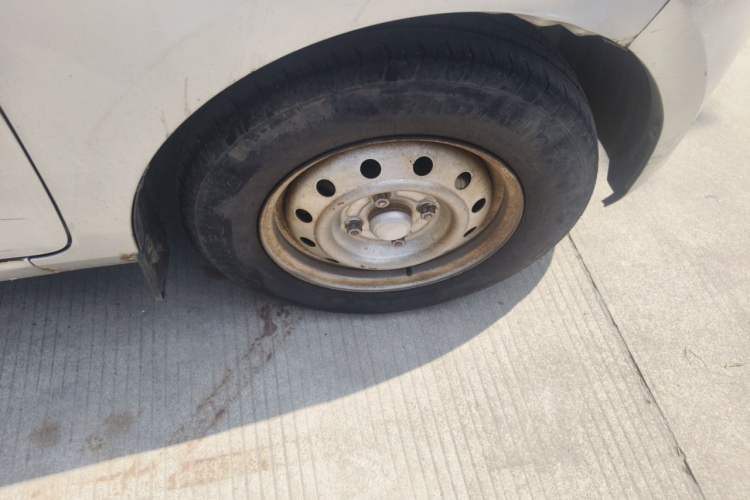 Used Wuling Rongguang V 2016 1.5L Practical Version Non-Power-Assisted Right Front Wheel Hub