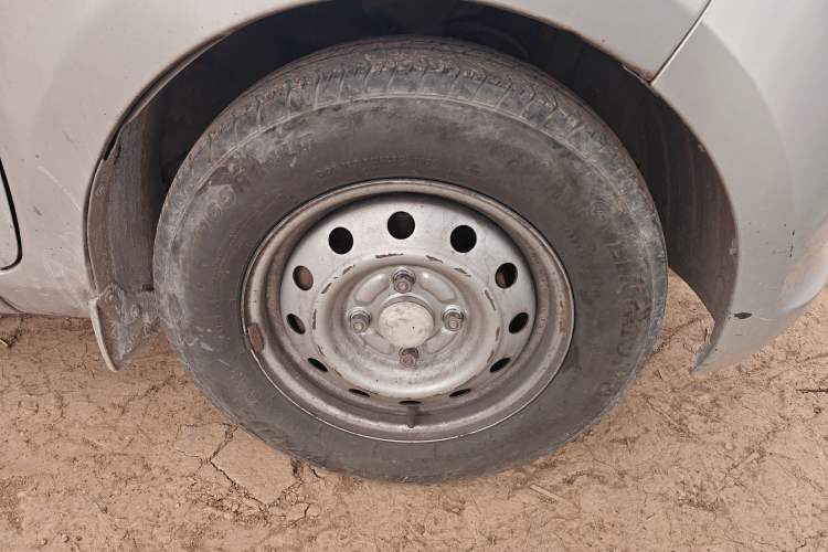 Used Wuling Rongguang V 2016 1.5L Practical Version Right Front Wheel Hub
