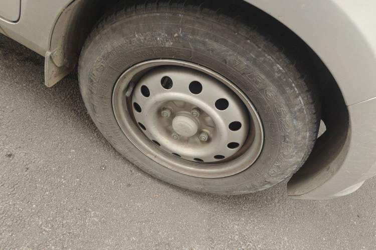 Used Wuling Rongguang V 2016 1.5L Practical Version Right Front Wheel Hub