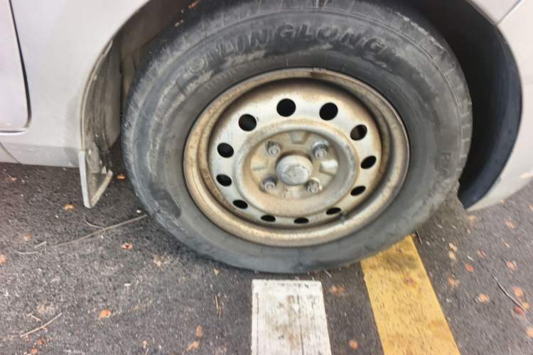 Used Wuling Rongguang V 2016 1.5L Practical Version Right Front Wheel Hub