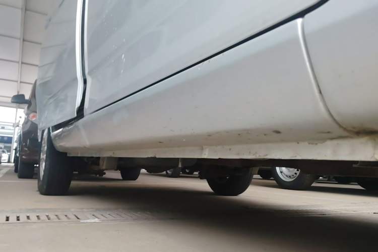 Used Wuling Rongguang V 2016 1.5L Standard Version Right Side Sill