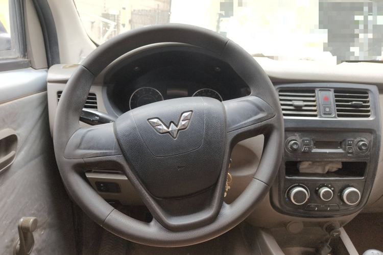 Used Wuling Rongguang V 2016 1.5L Practical Version Non-Power-Assisted Steering Wheel