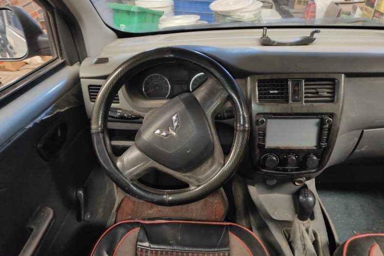 Used Wuling Rongguang V 2016 1.2L Practical Model Non-Power-Assisted Steering Wheel