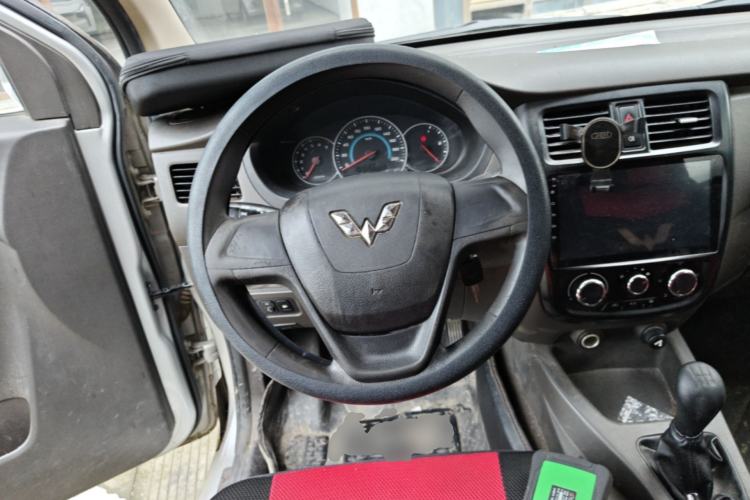 Used Wuling Rongguang V 2016 1.5L Practical Version Non-Power-Assisted Steering Wheel
