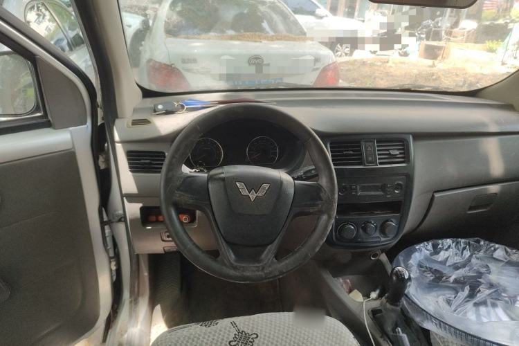 Used Wuling Rongguang V 2016 1.2L Practical Model Non-Power-Assisted Steering Wheel