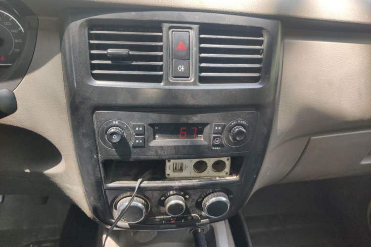 Used Wuling Rongguang V 2016 1.5L Practical Version Audio And AC Panel