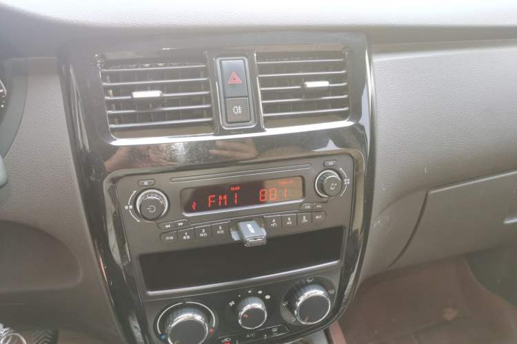 Used Wuling Rongguang V 2016 1.2L Standard Version Audio And AC Panel