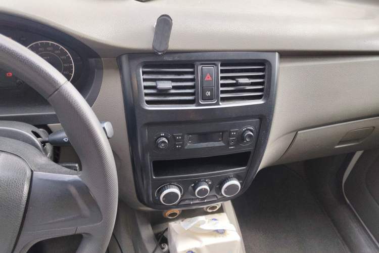 Used Wuling Rongguang V 2016 1.5L Practical Version Non-Power-Assisted Audio And AC Panel