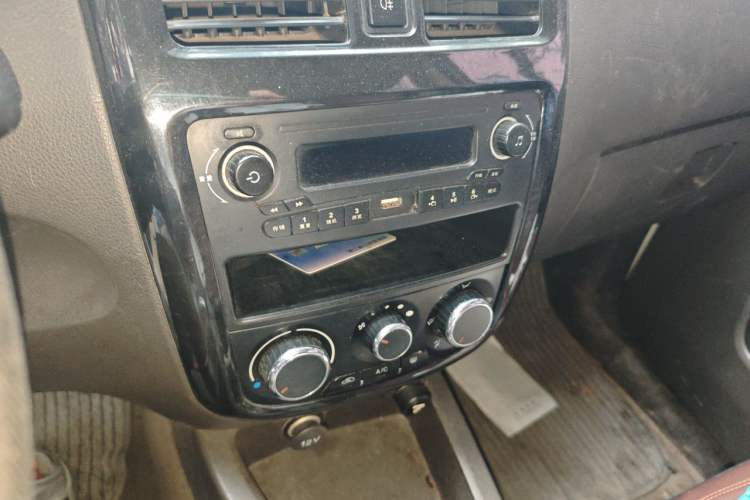 Used Wuling Rongguang V 2016 1.5L Practical Version Non-Power-Assisted Audio And AC Panel