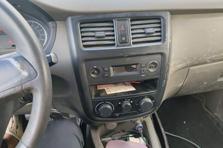 Used Wuling Rongguang V 2016 1.2L Practical Version Audio And AC Panel