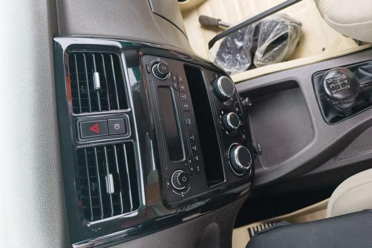 Used Wuling Rongguang V 2016 1.2L Standard Version Audio And AC Panel