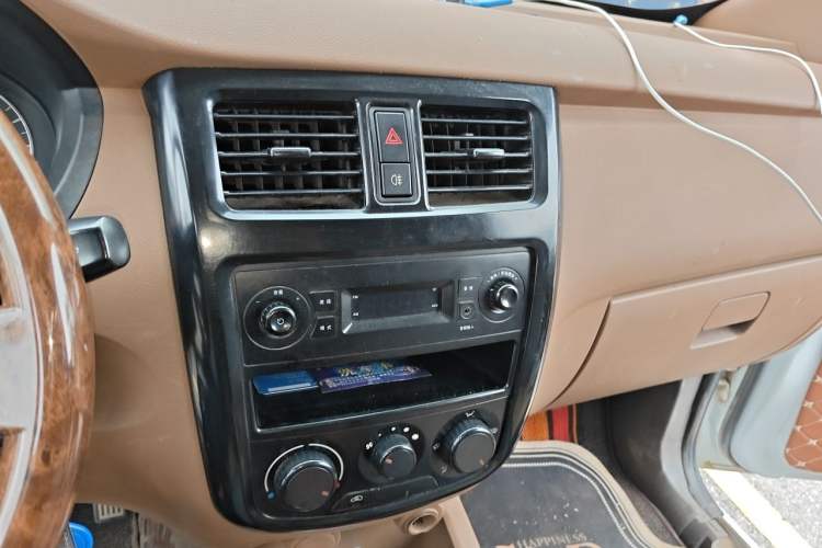 Used Wuling Rongguang V 2016 1.2L Practical Version Audio And AC Panel
