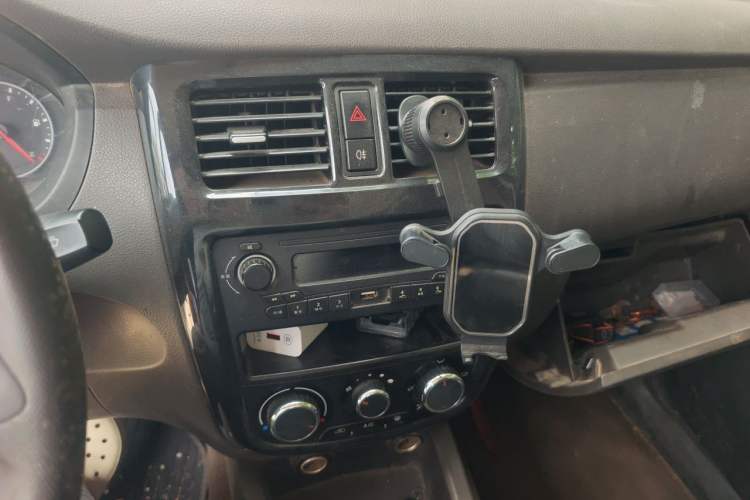 Used Wuling Rongguang V 2016 1.5L Standard Version Audio And AC Panel
