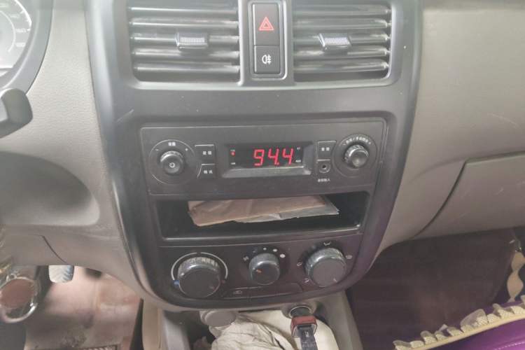 Used Wuling Rongguang V 2016 1.2L Practical Version Audio And AC Panel