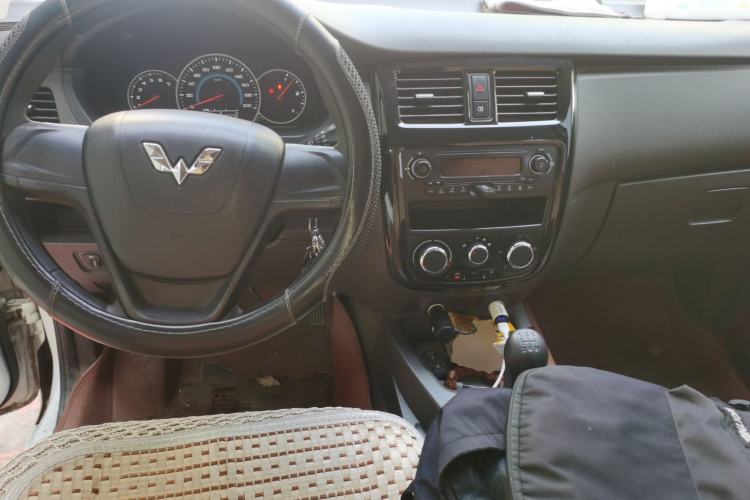 Used Wuling Rongguang V 2016 1.2L Standard Version Center Console