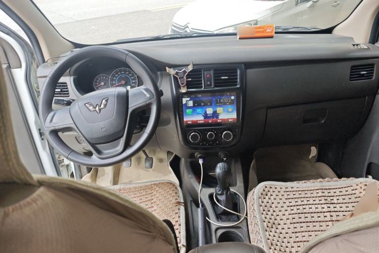 Used Wuling Rongguang V 2016 1.5L Standard Version Center Console
