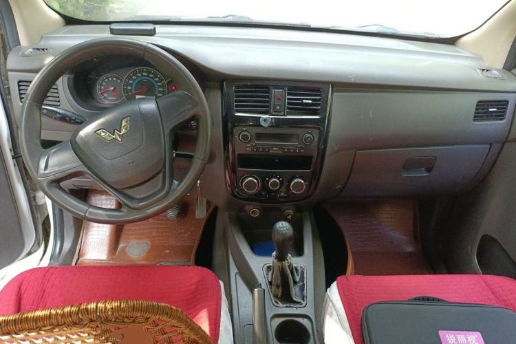 Used Wuling Rongguang V 2016 1.5L Standard Version Center Console
