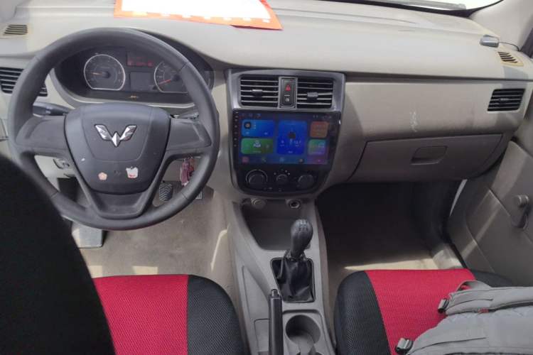 Used Wuling Rongguang V 2016 1.5L Practical Version Non-Power-Assisted Center Console
