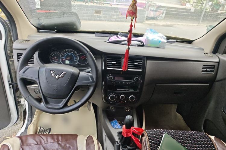 Used Wuling Rongguang V 2016 1.5L Standard Version Center Console
