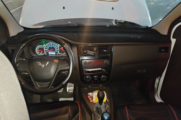 Used Wuling Rongguang V 2016 1.5L Standard Version Center Console