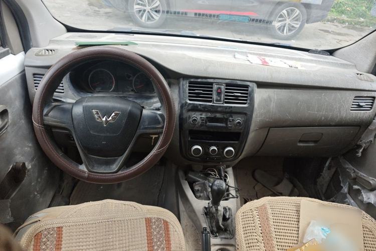 Used Wuling Rongguang V 2016 1.2L Practical Version Center Console