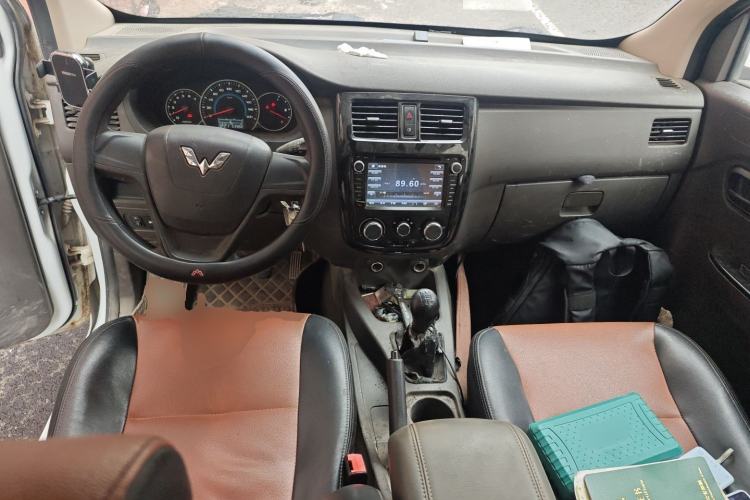Used Wuling Rongguang V 2016 1.5L Standard Version Center Console