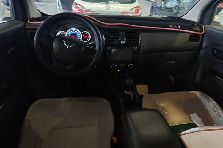 Used Wuling Rongguang V 2016 1.5L Standard Version Center Console
