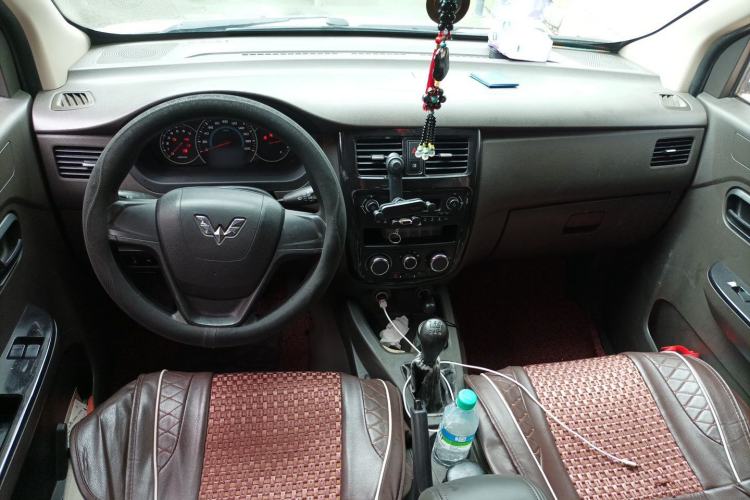 Used Wuling Rongguang V 2016 1.5L Standard Version Center Console