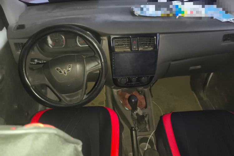 Used Wuling Rongguang V 2016 1.5L Practical Version Non-Power-Assisted Center Console