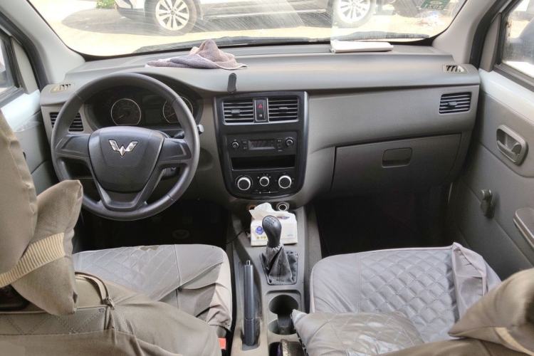 Used Wuling Rongguang V 2016 1.5L Practical Version Non-Power-Assisted Center Console