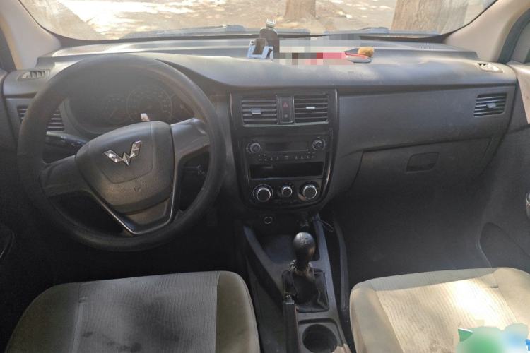 Used Wuling Rongguang V 2016 1.5L Standard Version Center Console