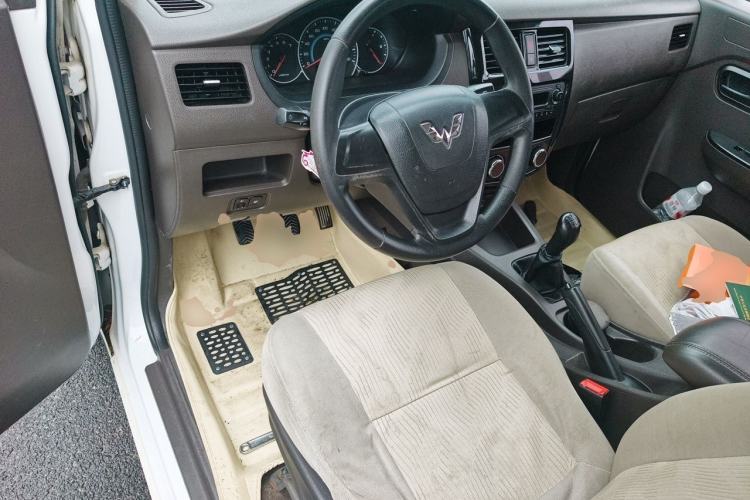 Used Wuling Rongguang V 2016 1.2L Standard Version Center Console
