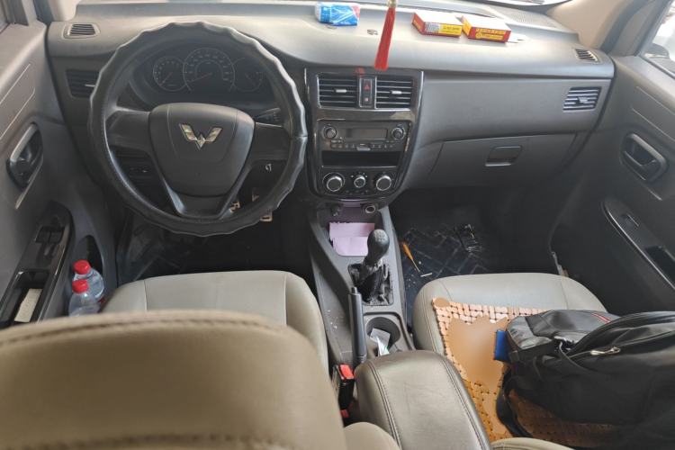 Used Wuling Rongguang V 2016 1.5L Standard Version Center Console