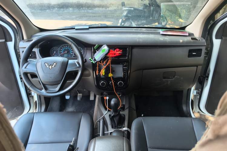 Used Wuling Rongguang V 2016 1.2L Standard Version Center Console