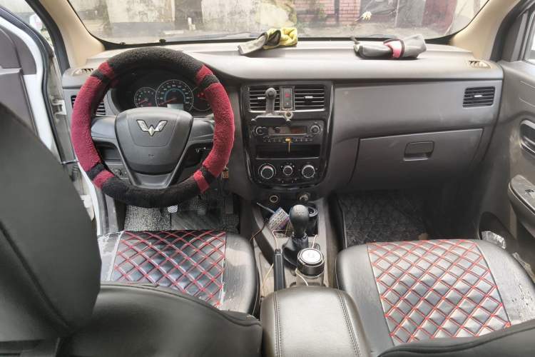 Used Wuling Rongguang V 2016 1.5L Standard Version Center Console