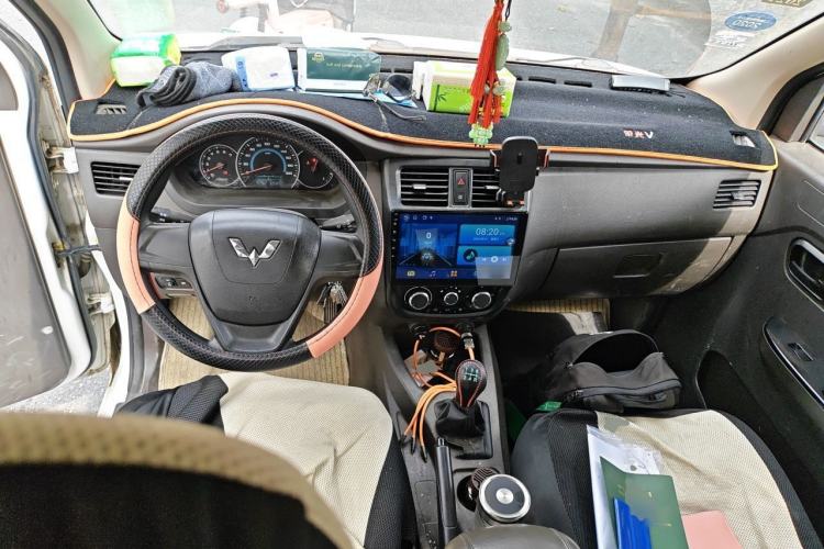 Used Wuling Rongguang V 2016 1.5L Standard Version Center Console