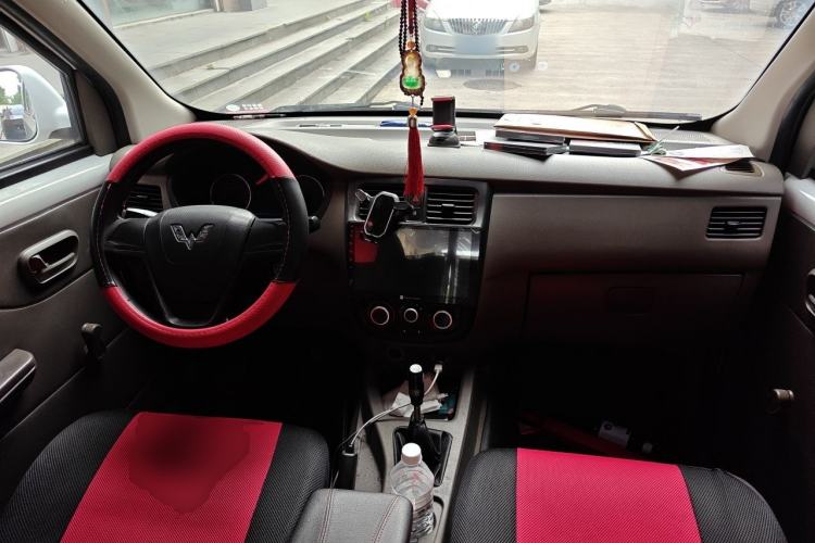 Used Wuling Rongguang V 2016 1.5L Practical Version Non-Power-Assisted Center Console
