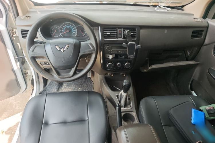 Used Wuling Rongguang V 2016 1.5L Standard Version Center Console