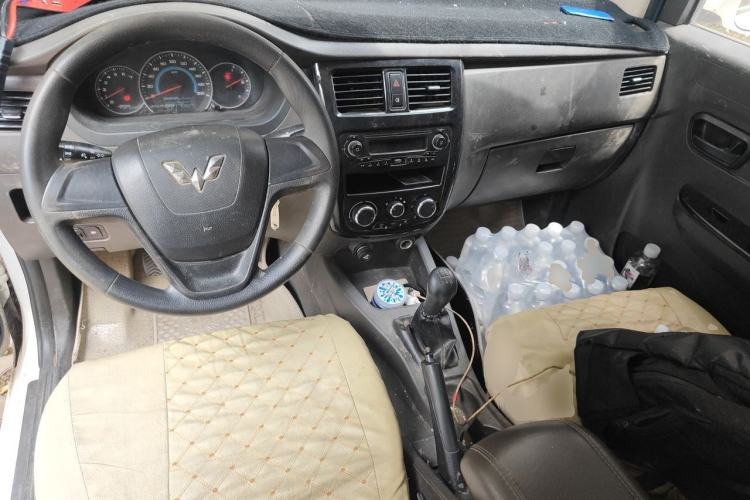 Used Wuling Rongguang V 2016 1.5L Standard Version Center Console