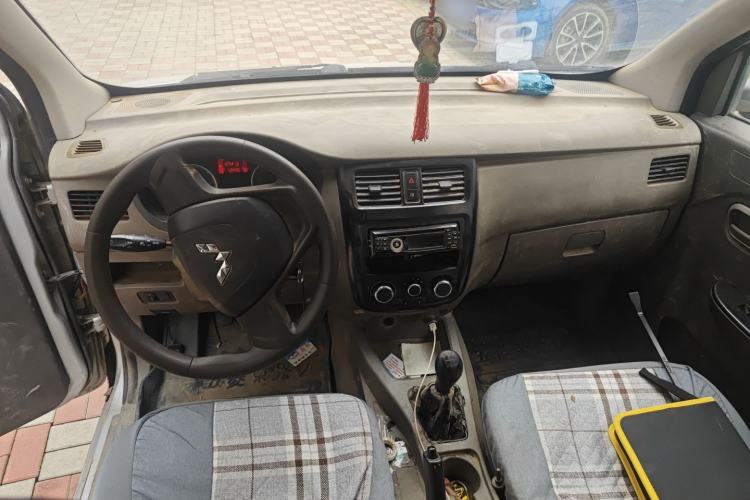 Used Wuling Rongguang V 2016 1.2L Practical Model Non-Power-Assisted Center Console