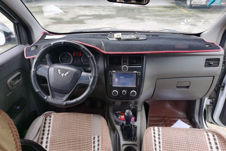 Used Wuling Rongguang V 2016 1.5L Standard Version Center Console